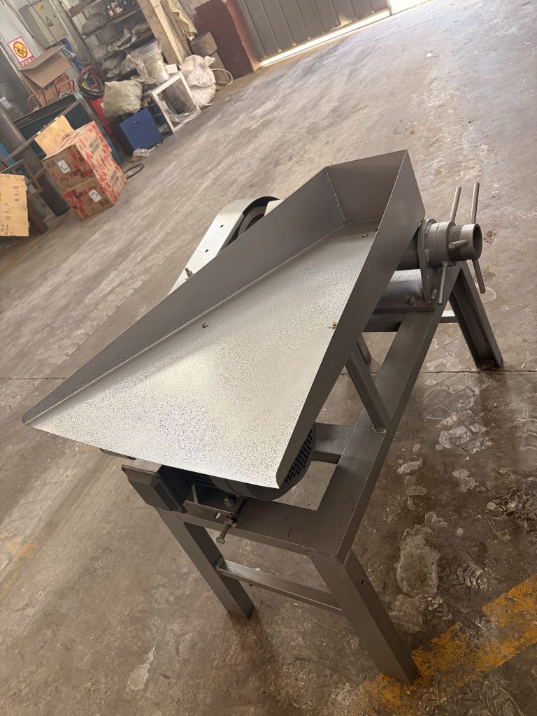 Side view of the oilseed pre-press crushing machine