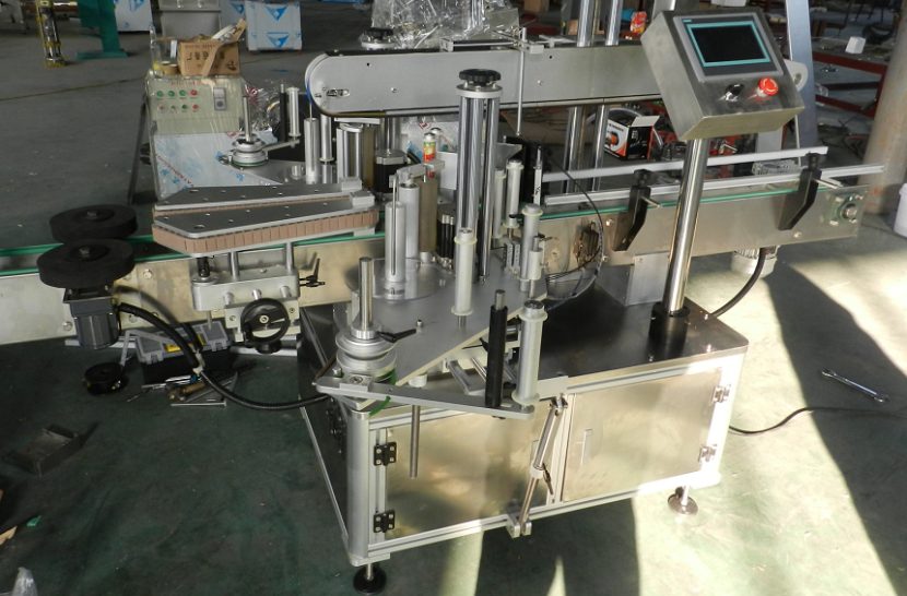 Automatic self-adhesive labeling machine with conveyor, label head, bottle handling, and operator panel