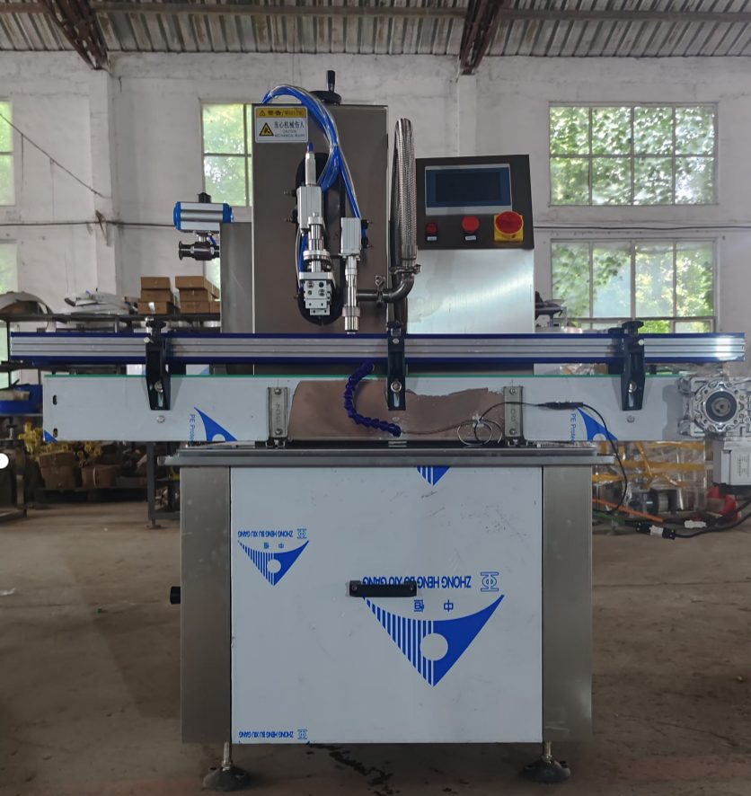 Single-head automatic liquid filling machine with conveyor and operator control panel