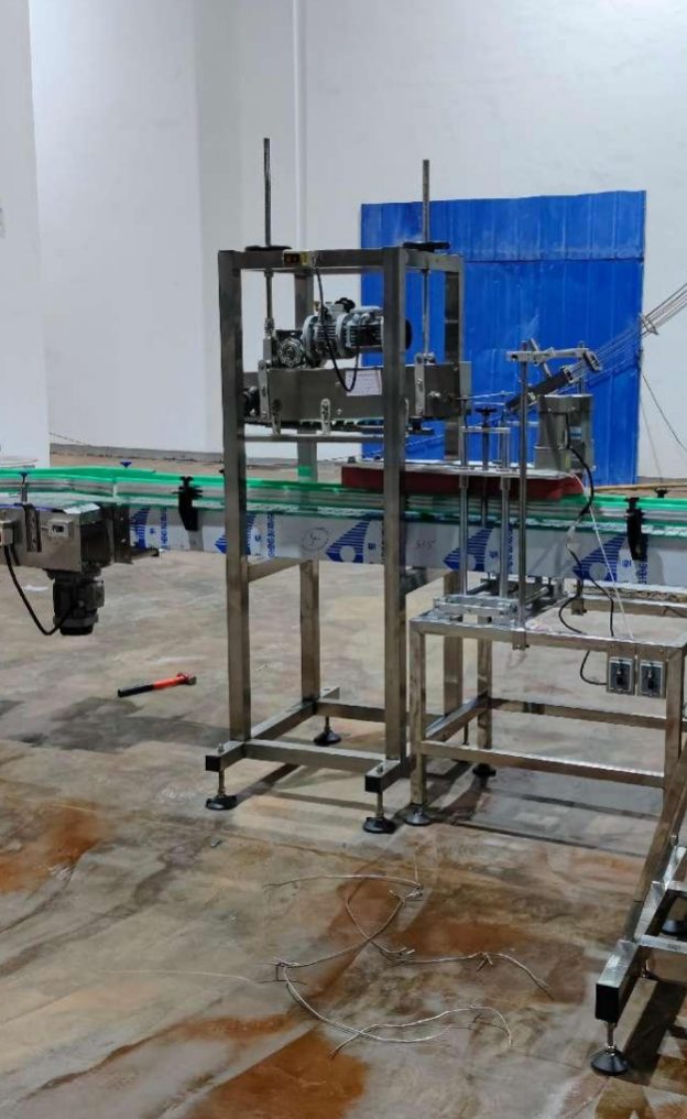 Automatic double-row chain conveyor capping machine installed on a bottle packaging line
