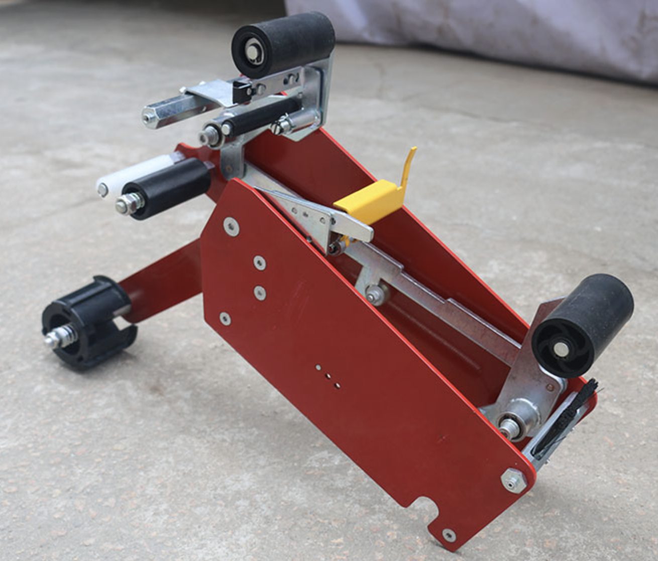 Automatic case sealer showing carton transport and sealing structure