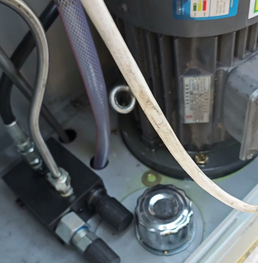 Checking and topping up the hydraulic oil level after the first press stroke