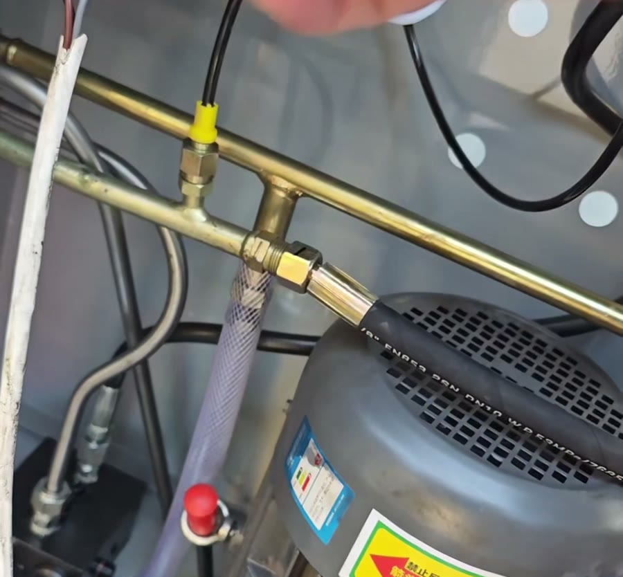 Filling clean hydraulic oil into the oil press hydraulic power unit