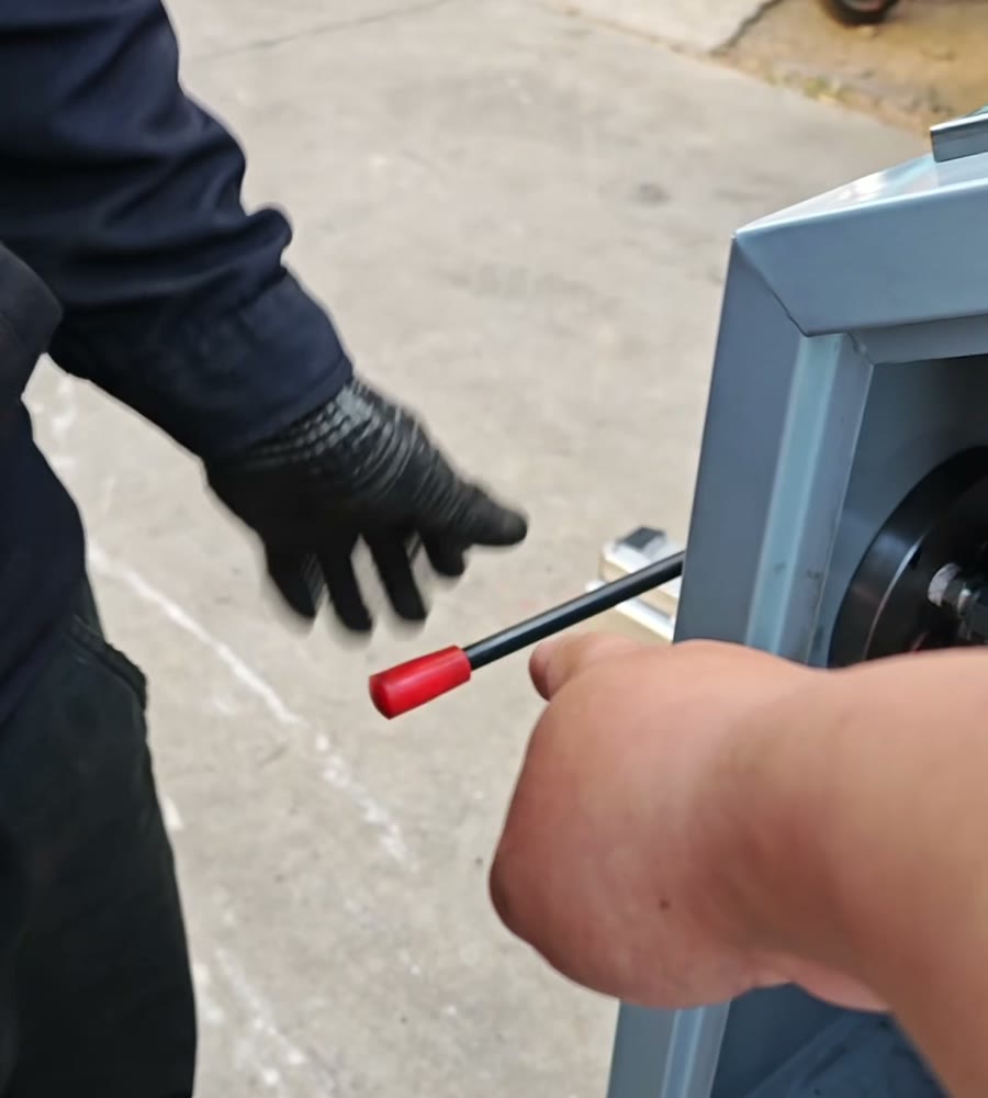 Installing the reversing valve handle on the hydraulic oil press power unit