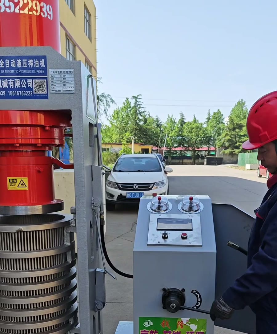 Operating the reversing valve during the hydraulic oil press first stroke